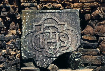 Franco-maconic symbol and initials of Christ engraved on a stone, site of the Jesuit missions of San Ignacio Mini in Argentina, established in 1611 (stone) 作者 不明