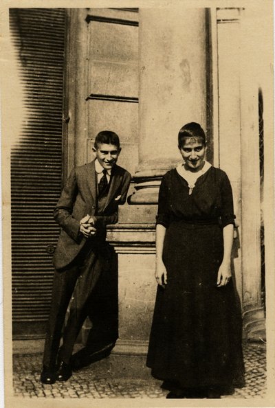 弗朗兹·卡夫卡（Franz Kafka）和他的姐姐奥特拉（Ottla）在布拉格的Oppelt House之前 作者 Unbekannt