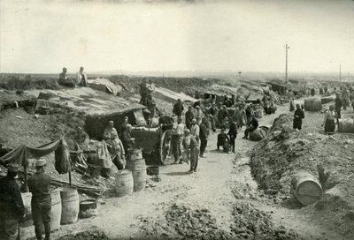 1919年，位于火线后面的法国现场服务厨房。 作者 不明