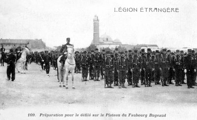 法国外籍军团准备在20世纪的阿尔及利亚Faubourg Bugeaud高原行军 作者 不明