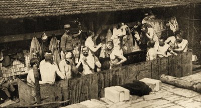 法国士兵在澡堂里清洗 作者 不明