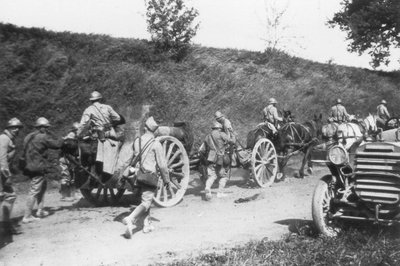 前进中的法国炮兵连，法国Chemin des Dames，1918年 作者 不明