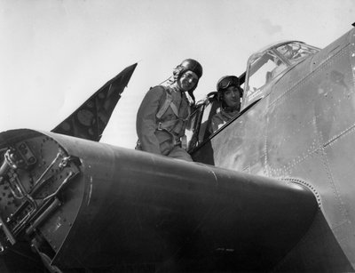1951年，法国航空人员在美国罗得岛州昆塞特的海军航空站接受了培训 作者 不明