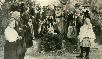 1914年，c1920年，法国平民在士兵的坟墓旁。 作者 不明