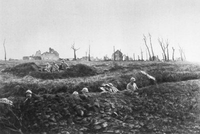 1918年，法国步兵在被毁的农场前建立后备工位，法国皮卡第 作者 不明