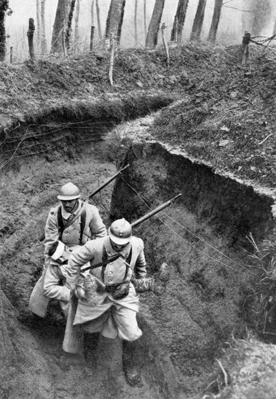 法国士兵从正面运送受伤的同伴，第一次世界大战，1917年，c1920 作者 不明