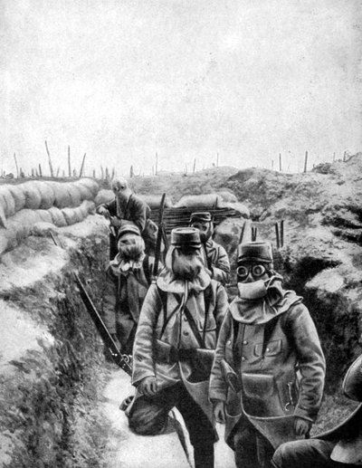 法国士兵穿着简易防毒面具，1915年 作者 不明