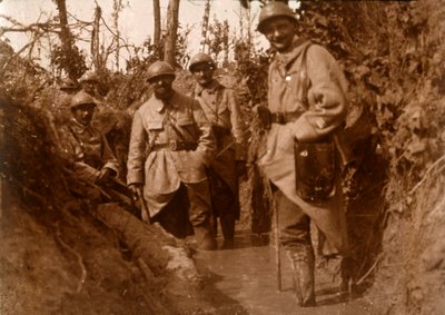 法国士兵在泥泞中，法国北部的Chemin des Dames，c1914-c1918 作者 不明