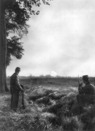 1914年9月5日至12日，法国士兵在法国马恩省的第一次战役中观看炮火 作者 不明
