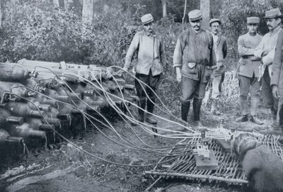 带气瓶的法国士兵，第一次世界大战，1915年 作者 不明