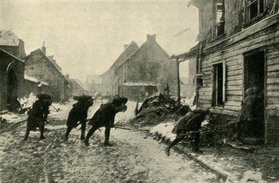 1914年至1915年，c1920年，法国军队在德国的炮火下穿越村庄的街道。 作者 不明