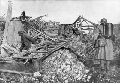 1918年，法国军队使用喷火器将德国人赶出收容所，法国坎蒂尼 作者 不明