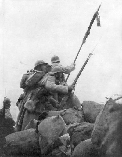 1915年9月25日，法国军队带着他们的团旗，第二次香槟之战， 作者 不明