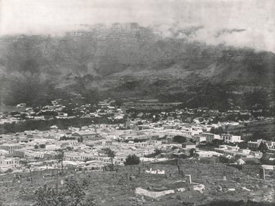 1895年，南非开普敦，这张表显示了在蒸气中缠绕的桌山的全景。 作者 不明