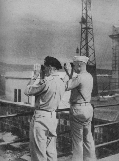 1943-44年，蒙哥马利将军和艾森豪威尔将军从意大利墨西拿的阳台上眺望 作者 不明