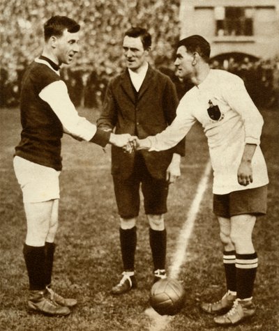 乔治·凯（George Kay）和乔·史密斯（Joe Smith），在1923年至1935年在伦敦温布利球场举行的足总杯决赛前开球。 作者 不明