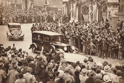 1937年，乔治六世和伊丽莎白女王离开白金汉宫前往温莎度假 作者 不明