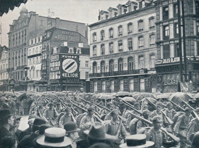 1914年，德国步兵在雨中进入布鲁塞尔 作者 不明
