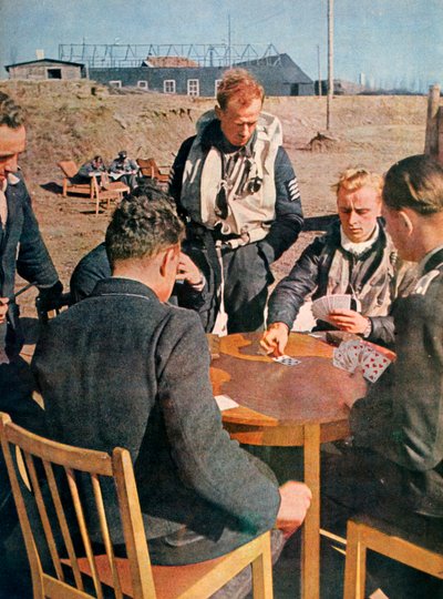 1943年法国下班的德国飞行员 作者 不明