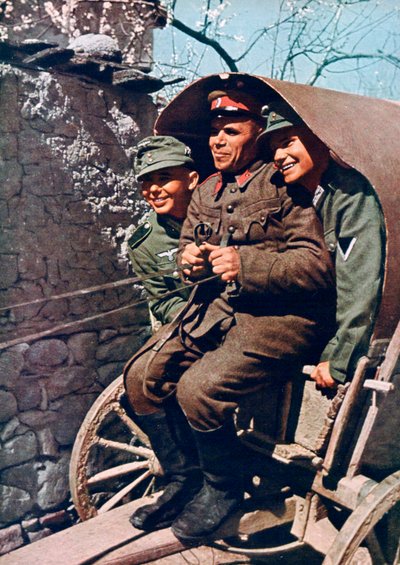 1941年，德国高山部队与保加利亚士兵坐在推车上，保加利亚斯特鲁马山谷 作者 不明