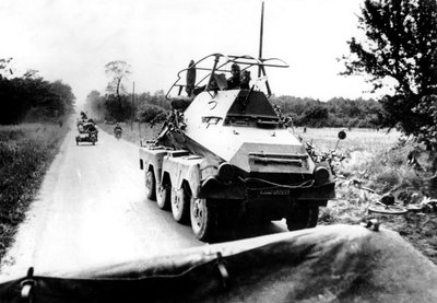 1940年5月至6月在巴黎前进的德国装甲车 作者 不明