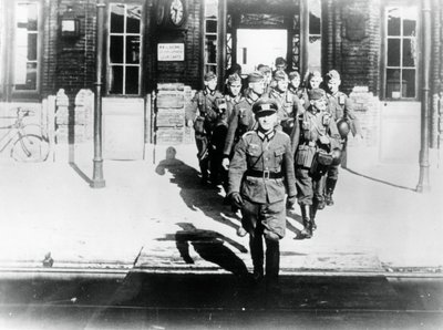 1940年8月，德国陆军军官带领他的公司登上火车站月台 作者 不明