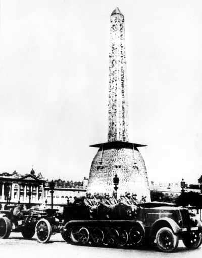 1940年，德国大炮驶过巴黎协和广场 作者 不明