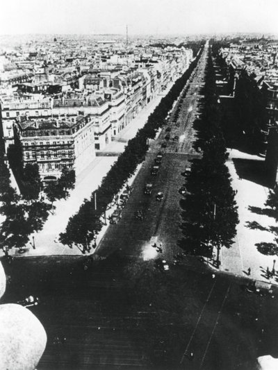 1940年6月14日，德军在巴黎香榭丽舍大街上游行 作者 不明