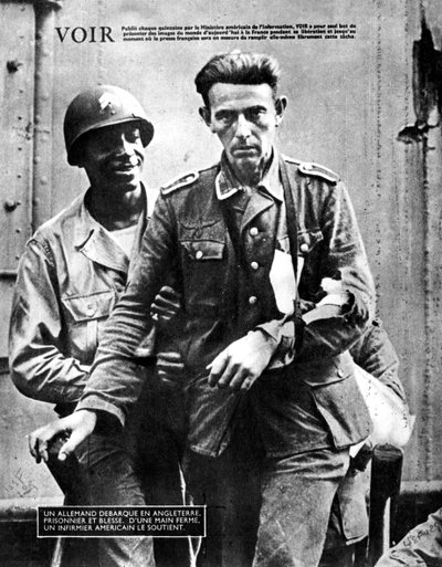 1944年，一名美国士兵在德国士兵的陪同下抵达英国 作者 不明