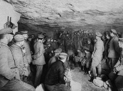 第一次世界大战，1915年，法国士兵在山洞里的一场音乐会上 作者 不明