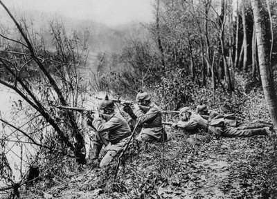 1915年，法国埃森河边缘的德国士兵 作者 不明