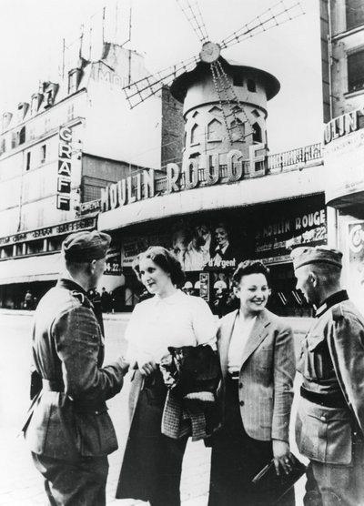 1940年6月，德国士兵在红磨坊外与法国妇女聊天，占领了巴黎 作者 不明