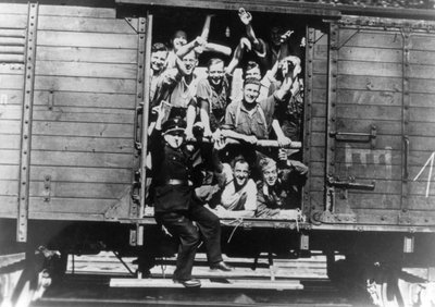 1940年8月，法国铁路货车上的德国士兵 作者 不明