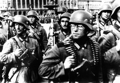1940年6月14日，德国士兵在巴黎行军 作者 不明