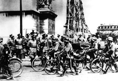 1940年6月14日，德国士兵行进经过凯旋门，巴黎 作者 不明