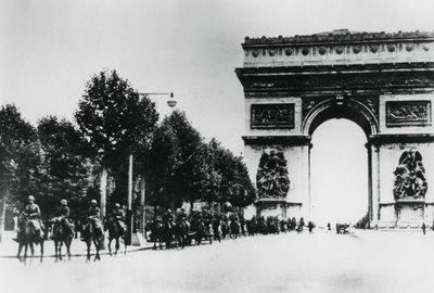 1940年6月14日，德国士兵在巴黎行进 作者 Unbekannt
