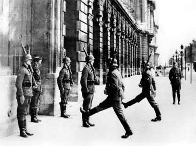 1940年10月7日，德国士兵在巴黎的Crillon酒店外值班 作者 不明