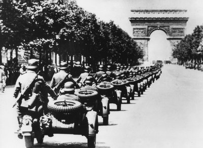 1940年6月14日，巴黎香榭丽舍大街上的德国士兵 作者 不明