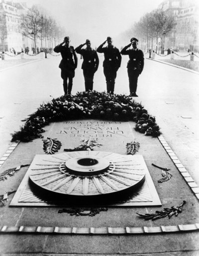 1940年12月，巴黎，德国士兵向无名战士墓敬礼 作者 不明