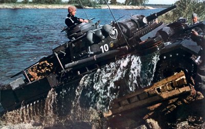 1941年，德国坦克在河上穿行 作者 不明