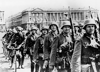 1940年6月17日，德军在巴黎行进 作者 不明
