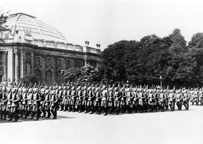 1941年7月8日，德军在巴黎的德国指挥官面前游行 作者 不明