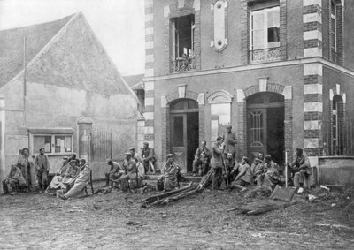 德军坐在法国瓦雷德市政厅的台阶上，1914年 作者 不明