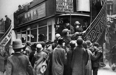1926-1927年，在伦敦拉德盖特山（Ludgate Hill）上车 作者 不明