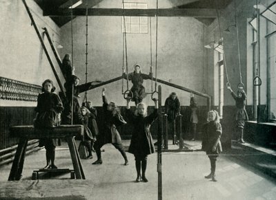 皇家聋哑学校的女体操运动员，德比男修道门，1902年。 作者 不明
