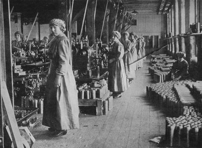 1915年，一家弹药工厂的女工 作者 不明