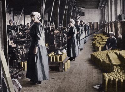 1915年，一家弹药工厂的女工 作者 不明