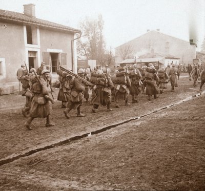 沿生产线到达法国北部凡尔登（c1914-c1918）。 作者 不明