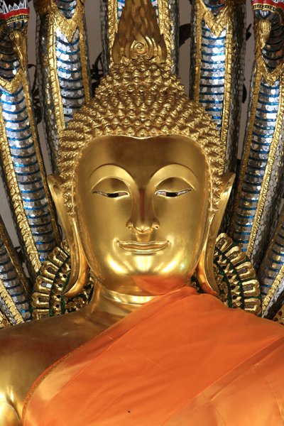 金佛带着大地作证。卧佛寺 - Wat Phra Chettuphon.1788.曼谷。泰国 作者 不明