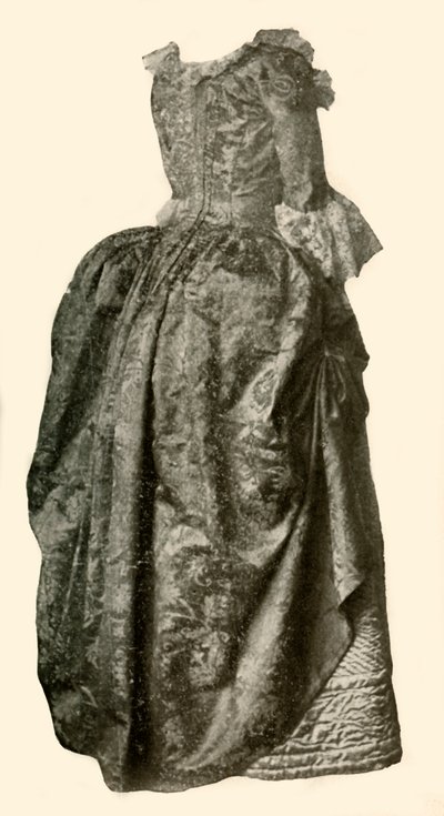 1937年，穿着蓝色da缝缎衬裙的黄色锦缎锦缎礼服。 作者 不明